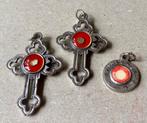2 Religieuze kruisjes en een medaille met Heiligen relikwie., Ophalen of Verzenden, Zo goed als nieuw, Sieraad