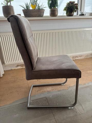 Vier taupe stoelen voor aan de eettafel beschikbaar voor biedingen
