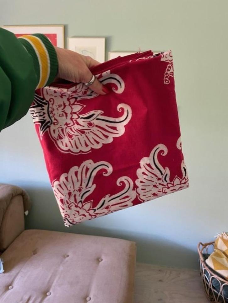 Stof batik Indonesië rood wit ikat sarong lap stof, Hobby en Vrije tijd, Stoffen en Lappen, Nieuw, Katoen, 120 cm of meer, 30 tot 200 cm