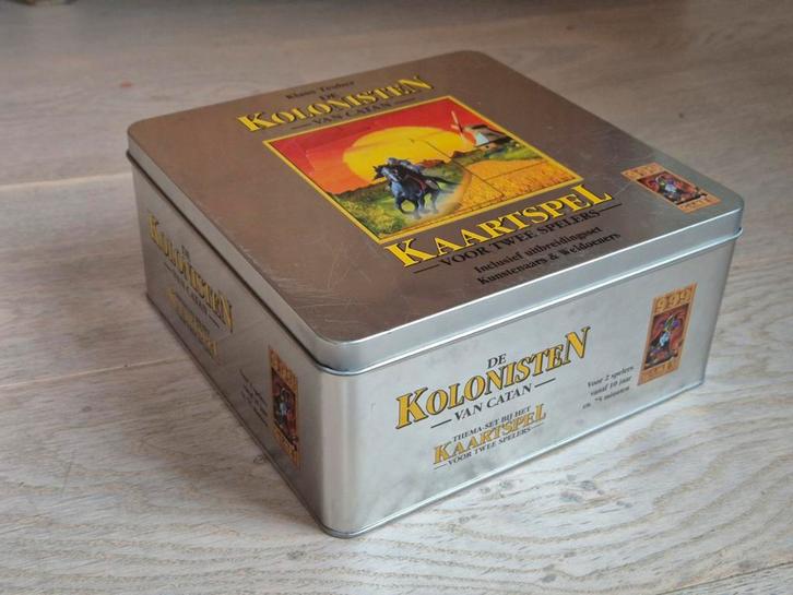 Catan Kaartspel in Metalen Doos, Hobby en Vrije tijd, Gezelschapsspellen | Kaartspellen, Zo goed als nieuw, Een of twee spelers