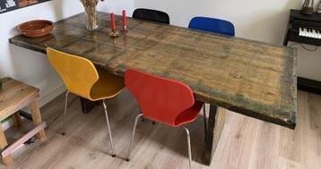 Houten tafel beschikbaar voor biedingen