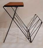 Bijzettafel / sidetable met magazine/boekenhouder, Huis en Inrichting, Tafels | Sidetables, Ophalen, Gebruikt, Minder dan 50 cm