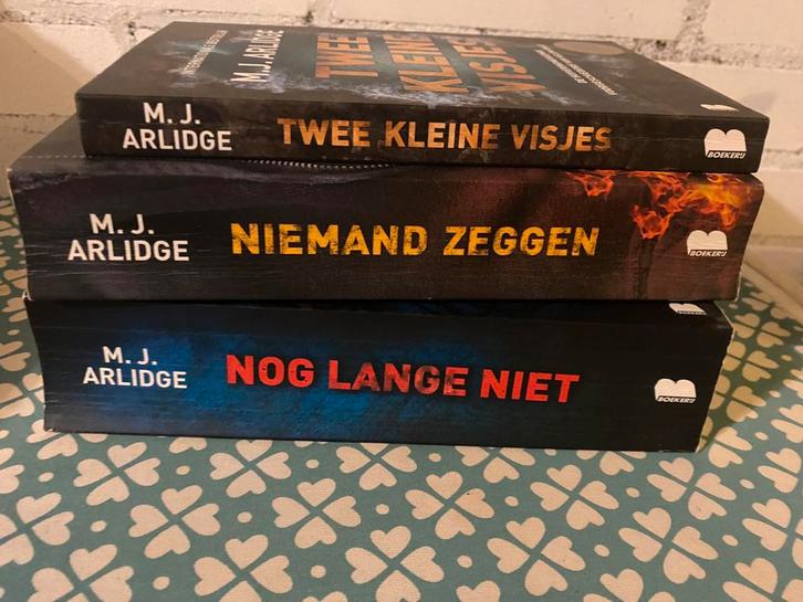 M.J. Arlidge - Nog lange niet/twee kleine visjes/niemand zeg, Boeken, Thrillers, Zo goed als nieuw, Ophalen
