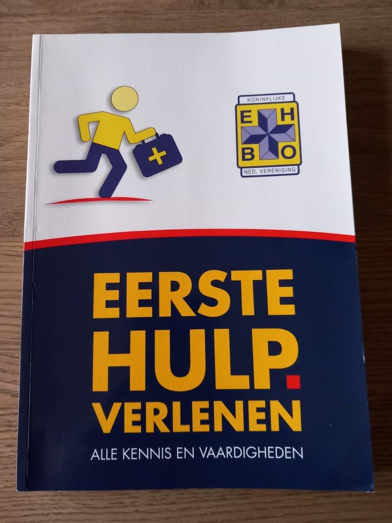 Eerste Hulp Verlenen - EHBO boek, Boeken, Ophalen of Verzenden, Zo goed als nieuw, Koninklijke EHBO Vereniging Nederland