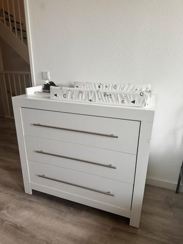 Mooie houten commode met 3 lades beschikbaar voor biedingen