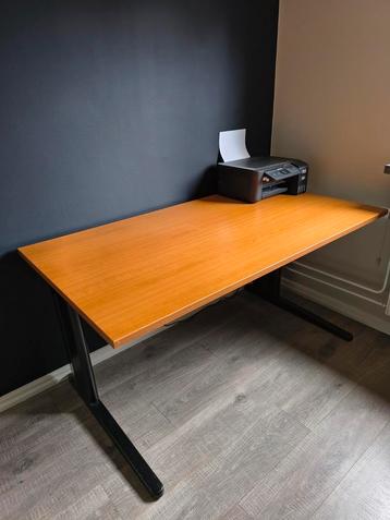 Bureau 147 x 80 cm evt met bijpassende bureaustoel beschikbaar voor biedingen