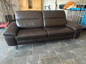 ZGAN Natuzzi leren 2,5-zits donkerbruine bankstel beschikbaar voor biedingen