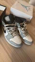 Jordan 1 mids light grey, Kleding | Heren, Schoenen, Ophalen of Verzenden, Gedragen, Overige kleuren
