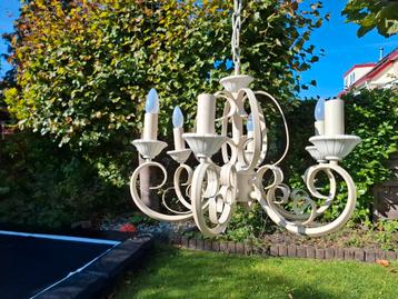 Witte metalen kroonluchter met 6 armen beschikbaar voor biedingen