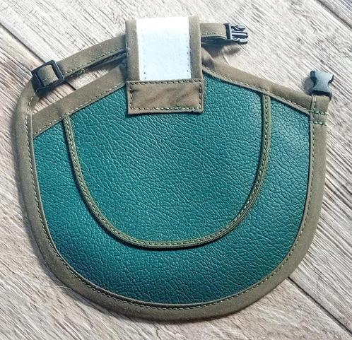 groen kippenzadeltje kunstleer, 19 cm klein kipje, Dieren en Toebehoren, Pluimvee | Toebehoren, Nieuw, Overige typen, Ophalen of Verzenden