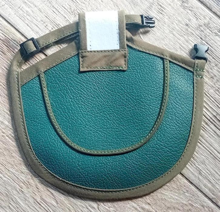 groen kippenzadeltje kunstleer, 19 cm klein kipje, Dieren en Toebehoren, Pluimvee | Toebehoren, Nieuw, Overige typen, Ophalen of Verzenden