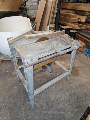 Zaagtafel beschikbaar voor biedingen