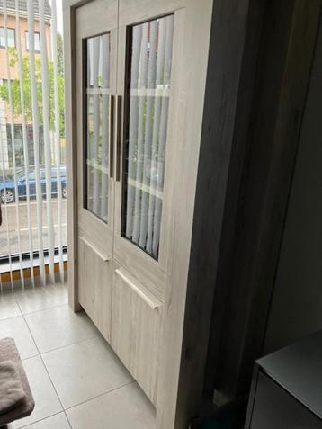 Mooie eetkamer in perfecte staat beschikbaar voor biedingen