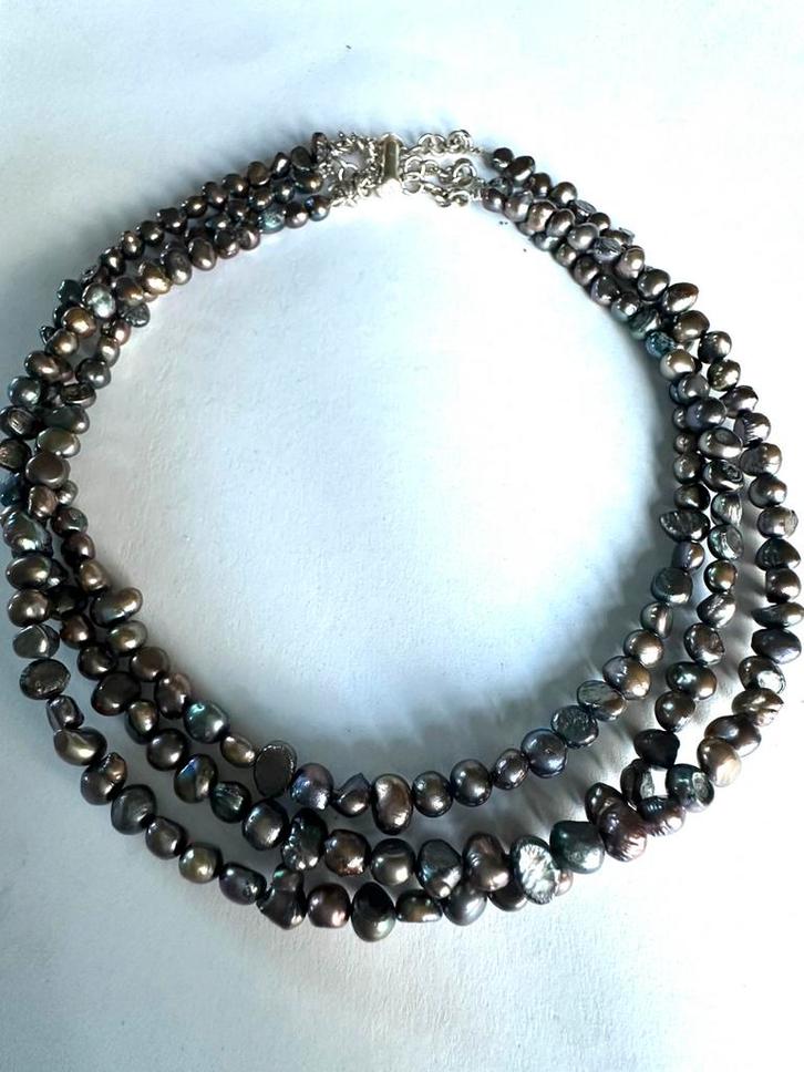 Pauw kleurige parel 3 strengen ketting zilver slot, Sieraden, Tassen en Uiterlijk, Kettingen, Gebruikt, Overige materialen, Overige kleuren