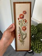 Vintage brocante lijst lijstje met geborduurde bloem bloemen, Huis en Inrichting, Woonaccessoires | Lijsten, Ophalen of Verzenden