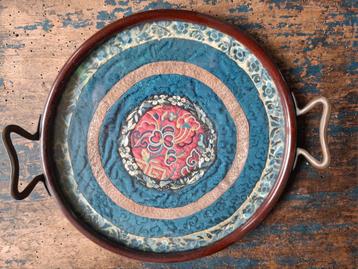 Dienblad.  Borduurwerk onder glas.  Ca 1900. 23 cm. beschikbaar voor biedingen