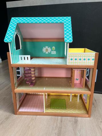Houten Poppenhuis met Meubels beschikbaar voor biedingen