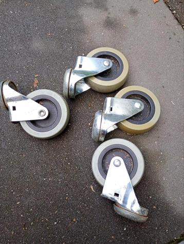 4 Zwenkwielen - Gebruikt beschikbaar voor biedingen