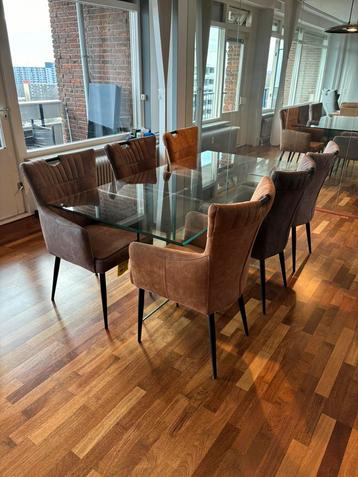 Glazen eettafel met zes stoelen beschikbaar voor biedingen