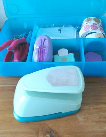 Ponsen en tangen om sieraden kaartjes te maken. beschikbaar voor biedingen