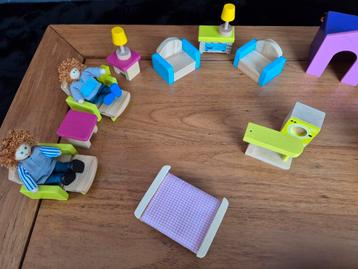 Poppenhuis houten meubeltjes beschikbaar voor biedingen