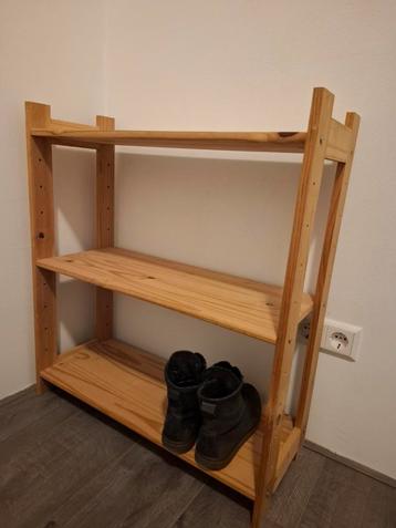Houten opbergrek beschikbaar voor biedingen