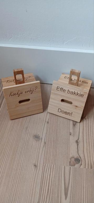 Houten onderzetters 6 stuks (inclusief houder) met tekst beschikbaar voor biedingen
