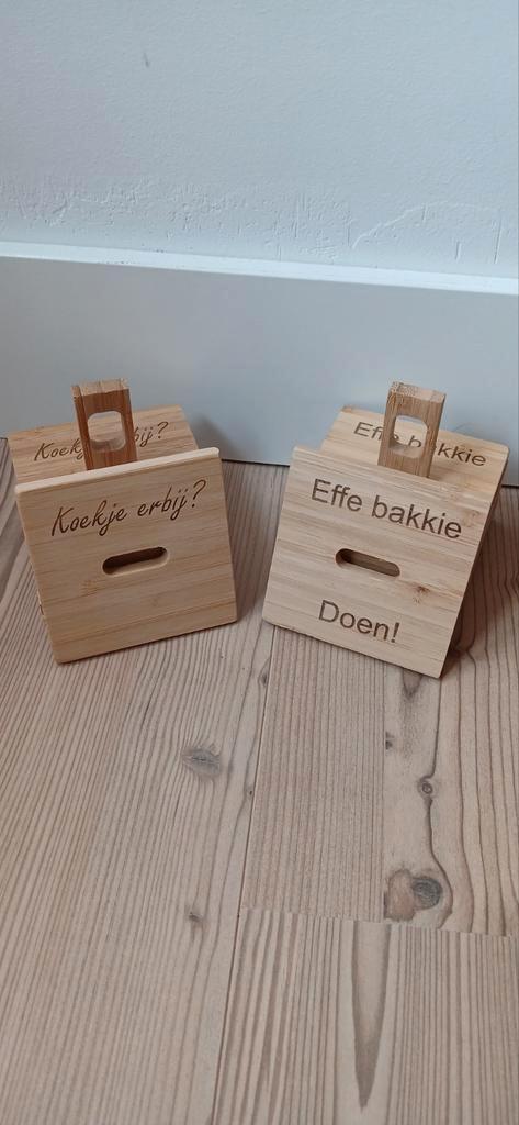 Houten onderzetters 6 stuks (inclusief houder) met tekst, Huis en Inrichting, Woonaccessoires | Onderzetters, Nieuw, Glas of Kopje