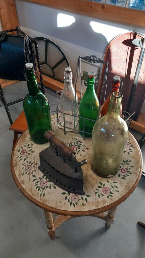 Antieke flessen en strijkijzer op tafeltje, Antiek en Kunst, Antiek | Overige Antiek, Ophalen of Verzenden