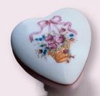 Lovely Limoges Castel french porselein hart pillendoosje, Verzenden