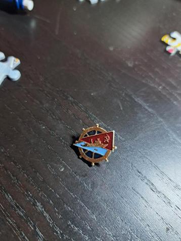 Russisch Speldje met Sovjet Symbolen beschikbaar voor biedingen