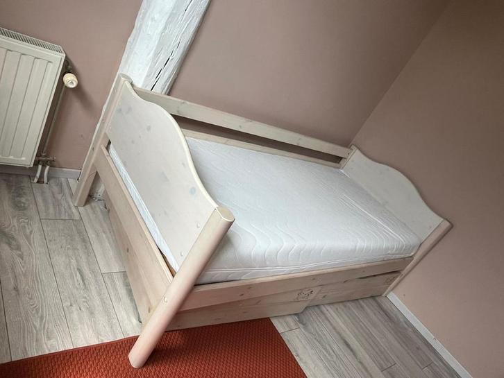 Small world Disney - 2 kinderbedden, Kinderen en Baby's, Kinderkamer | Bedden, Zo goed als nieuw, 180 cm of meer, 85 tot 100 cm