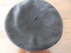 Oude zwarte vilten baret, je kan zien dat het gedragen is., Ophalen of Verzenden, Gedragen, Pet