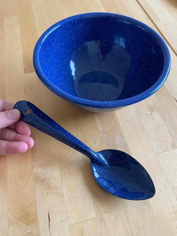 Vintage blauwe emaille kom met lepel, Huis en Inrichting, Keuken | Servies, Gebruikt, Kom(men), Overige stijlen, Overige materialen