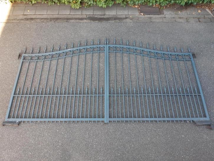 Dubbele inrijpoort met looppoort, grijs sierhekwerk, Tuin en Terras, Tuinpoorten, Gebruikt, Draaipoort, IJzer, 150 tot 200 cm