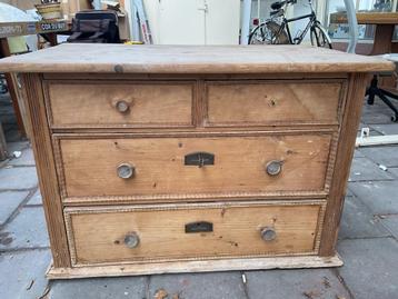 Ladenkast grenen opknapper beschikbaar voor biedingen