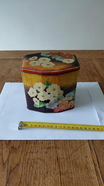 Vintage sigarenblik beschikbaar voor biedingen