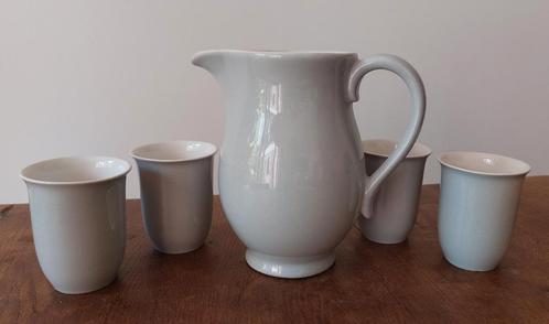 Mooie kan met vier bekers, Huizen, jaren '50, lichtgrijs, Antiek en Kunst, Antiek | Servies compleet, Ophalen of Verzenden
