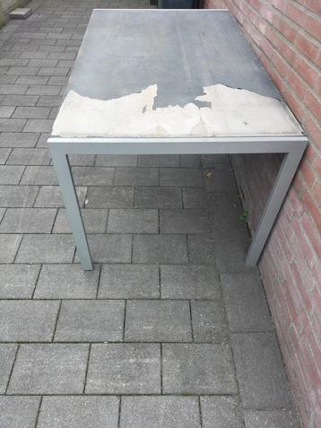 Gratis Tuintafel, heeft een schuur beurt en verf likje nodig beschikbaar voor biedingen