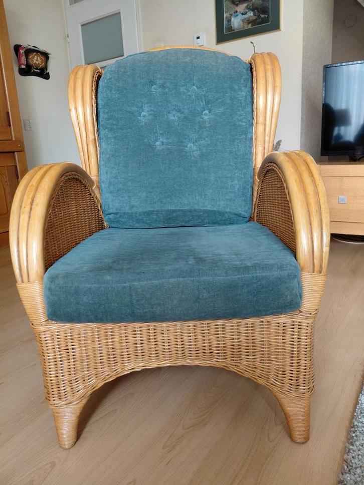 Rotan herenstoel met dikke kussen, Huis en Inrichting, Fauteuils, Zo goed als nieuw, Minder dan 50 cm, 75 tot 100 cm, Ophalen of Verzenden