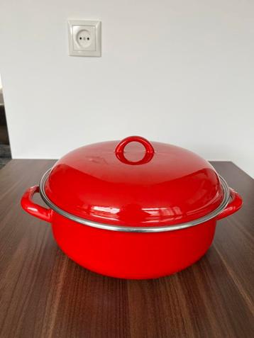Mooie rode braadpan met deksel beschikbaar voor biedingen