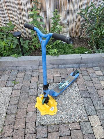 Blauwe stuntstep met wielhouder beschikbaar voor biedingen