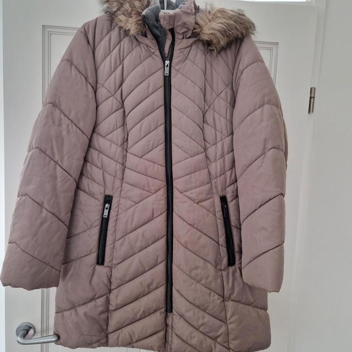 Mooie beige winterjas met capuchon, Kleding | Dames, Jassen | Winter, Zo goed als nieuw, Maat 42/44 (L), Beige, Ophalen of Verzenden