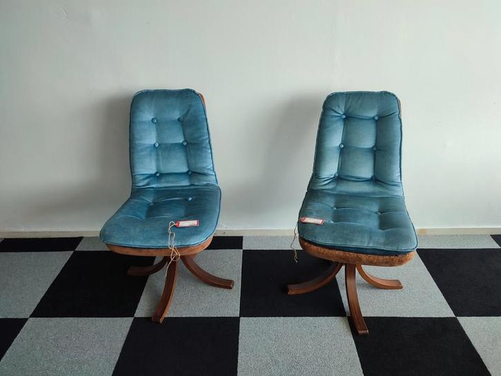 Wooden chairs, Huis en Inrichting, Stoelen, Zo goed als nieuw, Twee, Hout, Ophalen