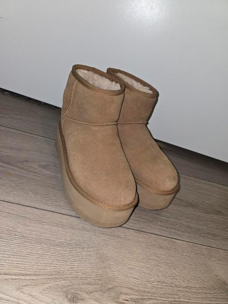 UGG Classic Mini Platform Chestnut - Zo goed als nieuw!, Kleding | Dames, Schoenen, Zo goed als nieuw, Lage of Enkellaarzen, Beige