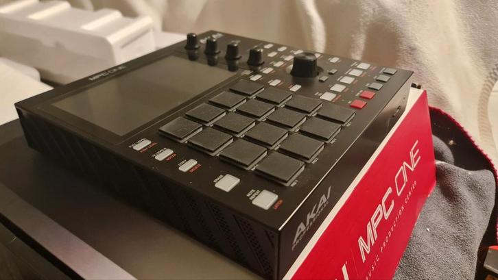 Akai MPC One incl. doos en USB kabel, Muziek en Instrumenten, Midi-apparatuur, Zo goed als nieuw, Ophalen of Verzenden