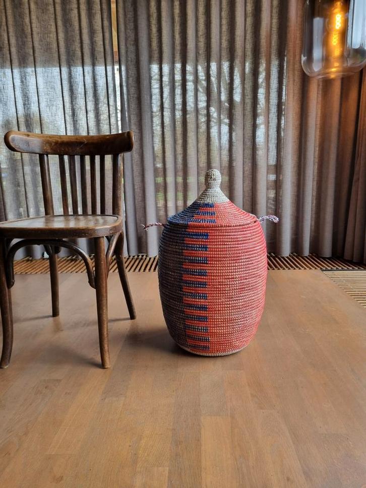 Afrikaanse zeegras mand handgemaakt in Senegal, Huis en Inrichting, Woonaccessoires | Schalen en Manden, Nieuw, Rond, Riet, Ophalen of Verzenden