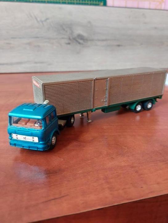 KENWORTH MET TRAILER, Hobby en Vrije tijd, Modelauto's | Overige schalen, Zo goed als nieuw, Bus of Vrachtwagen, Ophalen of Verzenden