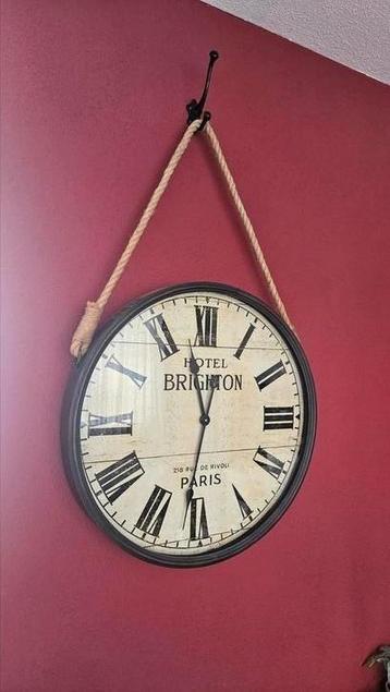 Mooie robuste wandklok. beschikbaar voor biedingen