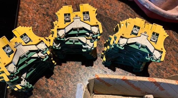 Klemblokjes - 30 stuks + restant doos, Hobby en Vrije tijd, Elektronica-componenten, Zo goed als nieuw, Ophalen of Verzenden